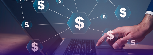 Manos sobre un teclado con símbolos de dinero flotando