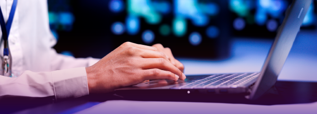 Manos sobre un teclado con símbolos de dinero flotando
